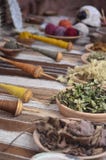 Закройте вверх индигенных крася и сплетя инструментов в Перу стоковые фото Закройте вверх индигенных крася и сплетя инструментов в Перу стоковые фото