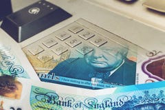 Закройте вверх кнопочной панели банкомата смешанной с примечанием 5 фунтов Стоковые Изображения Закройте вверх кнопочной панели банкомата смешанной с примечанием 5 фунтов Стоковые Изображения