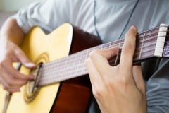 Закройте вверх молодого человека играя гитару стоковые фото Закройте вверх молодого человека играя гитару стоковые фото