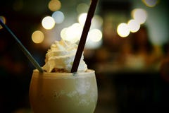 Закройте вверх по Smoothie кофе Кофе Frappuccino на предпосылке bokeh стоковые фото Закройте вверх по Smoothie кофе Кофе Frappuccino на предпосылке bokeh стоковые фото