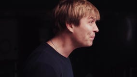 Закройте вверх по взгляду стильного белокурого человека в классическом черном свитере Агрессивный человек спорит с кто-нибудь акт видеоматериал Закройте вверх по взгляду стильного белокурого человека в классическом черном свитере Агрессивный человек спорит с кто-нибудь акт видеоматериал