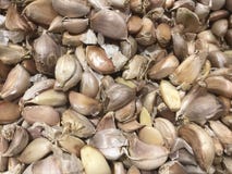Закройте вверх по гвоздикам чеснока на рынке для варить стоковое изображение Закройте вверх по гвоздикам чеснока на рынке для варить стоковое изображение