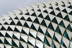 Закройте вверх по детали крыши окон показа здания и триангулярных панелей в картине стоковое изображение Закройте вверх по детали крыши окон показа здания и триангулярных панелей в картине стоковое изображение
