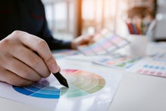 Закройте вверх по дизайну интерьера и реновации работая с использованием ручки c стоковая фотография rf Закройте вверх по дизайну интерьера и реновации работая с использованием ручки c стоковая фотография rf
