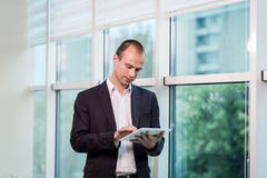 Закройте вверх по изображению бизнесмена держа цифровую таблетку, портрет стоковая фотография Закройте вверх по изображению бизнесмена держа цифровую таблетку, портрет стоковая фотография
