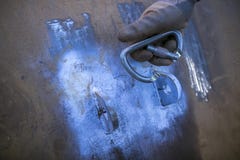 Закройте вверх по мужской руке нося черную перчатку используя промышленное клиппирование carabiner замка в волочение безопасности стоковые фотографии rf Закройте вверх по мужской руке нося черную перчатку используя промышленное клиппирование carabiner замка в волочение безопасности стоковые фотографии rf