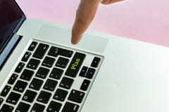 Закройте вверх по пальцу руки ` s персоны нажимая текст ` плана ` на кнопке концепции изолированной клавиатурой v компьтер-книжки стоковая фотография rf Закройте вверх по пальцу руки ` s персоны нажимая текст ` плана ` на кнопке концепции изолированной клавиатурой v компьтер-книжки стоковая фотография rf