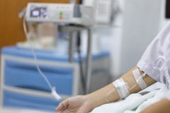 Закройте вверх по пациенту женщины руки с впрыской соляной в руке и во время лежа кроватей реабилитации больница стоковое изображение Закройте вверх по пациенту женщины руки с впрыской соляной в руке и во время лежа кроватей реабилитации больница стоковое изображение