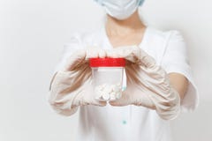 Закройте вверх по подрезанной съемке молодой женщины доктора изолированной на белой предпосылке Женский доктор в медицинской форм стоковое изображение Закройте вверх по подрезанной съемке молодой женщины доктора изолированной на белой предпосылке Женский доктор в медицинской форм стоковое изображение