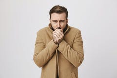 Закройте вверх по портрету зрелого мужчины который чувствует очень холодное снаружи над белой предпосылкой Укомплектуйте личным с стоковые изображения rf Закройте вверх по портрету зрелого мужчины который чувствует очень холодное снаружи над белой предпосылкой Укомплектуйте личным с стоковые изображения rf