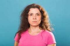 Закройте вверх по портрету красивой молодой женщины с вьющиеся волосы на голубой предпосылке стоковое изображение rf Закройте вверх по портрету красивой молодой женщины с вьющиеся волосы на голубой предпосылке стоковое изображение rf