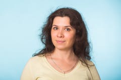 Закройте вверх по портрету красивой молодой женщины с вьющиеся волосы на голубой предпосылке стоковая фотография Закройте вверх по портрету красивой молодой женщины с вьющиеся волосы на голубой предпосылке стоковая фотография