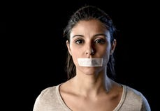 Закройте вверх по портрету молодой привлекательной женщины с ртом и губ загерметизированных в задержанной клейкой ленте Стоковые Изображения Закройте вверх по портрету молодой привлекательной женщины с ртом и губ загерметизированных в задержанной клейкой ленте Стоковые Изображения