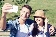 Закройте вверх по портрету молодых привлекательных пар используя smartphone стоковые изображения rf Закройте вверх по портрету молодых привлекательных пар используя smartphone стоковые изображения rf