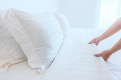 Закройте вверх по простыне настроенной рукой белой в гостиничном номере, селективном фокусе стоковые изображения Закройте вверх по простыне настроенной рукой белой в гостиничном номере, селективном фокусе стоковые изображения