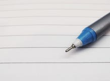 Закройте вверх по ручке на бумаге с линиями предпосылкой стоковое изображение Закройте вверх по ручке на бумаге с линиями предпосылкой стоковое изображение