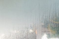 закройте вверх по сухим пятнам воды на стеклянной стене в ванной комнате стоковое изображение закройте вверх по сухим пятнам воды на стеклянной стене в ванной комнате стоковое изображение