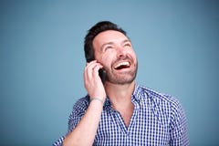 Закройте вверх по счастливому человеку говоря на мобильном телефоне и смотря вверх стоковые фото Закройте вверх по счастливому человеку говоря на мобильном телефоне и смотря вверх стоковые фото