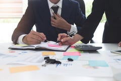 Закройте вверх по съемке команды профессионалов встречая цифровое tabl стоковая фотография Закройте вверх по съемке команды профессионалов встречая цифровое tabl стоковая фотография