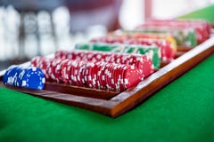 Закройте вверх по съемке обломоков покера группы на зеленой таблице стоковая фотография rf Закройте вверх по съемке обломоков покера группы на зеленой таблице стоковая фотография rf