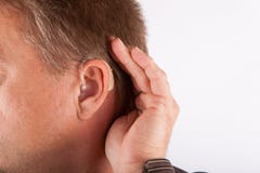 Закройте вверх по уху аппарата для тугоухих и слушать человека нося для qu стоковое фото Закройте вверх по уху аппарата для тугоухих и слушать человека нося для qu стоковое фото
