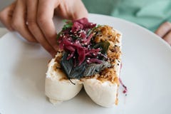 Закройте вверх по фото традиционным плюшки испаренной bao с fillin свинины стоковые фотографии rf Закройте вверх по фото традиционным плюшки испаренной bao с fillin свинины стоковые фотографии rf