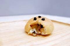 Закройте вверх по хлебу заполненному с белым шоколадом стоковая фотография rf Закройте вверх по хлебу заполненному с белым шоколадом стоковая фотография rf
