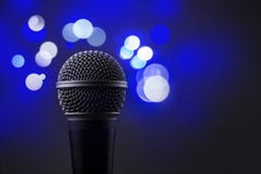 Закройте вверх профессионального микрофона при запачканная синь освещает I стоковые фотографии rf Закройте вверх профессионального микрофона при запачканная синь освещает I стоковые фотографии rf