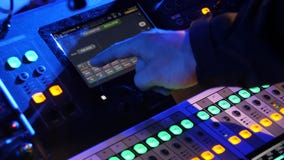 Закройте вверх пульта управления dj играя музыку партии на современном игроке в клубе диско Концепция ночной жизни и развлечений стоковые изображения rf Закройте вверх пульта управления dj играя музыку партии на современном игроке в клубе диско Концепция ночной жизни и развлечений стоковые изображения rf
