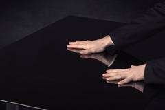 Закройте вверх таблицы руки касающей умной с космосом экземпляра Стоковая Фотография Закройте вверх таблицы руки касающей умной с космосом экземпляра Стоковая Фотография