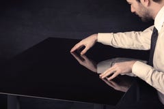 Закройте вверх таблицы руки касающей умной с космосом экземпляра Стоковые Изображения Закройте вверх таблицы руки касающей умной с космосом экземпляра Стоковые Изображения