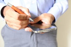 Закройте вверх человека используя передвижной умный телефон стоковые изображения Закройте вверх человека используя передвижной умный телефон стоковые изображения