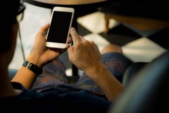 Закройте вверх человека используя передвижной умный телефон стоковое изображение Закройте вверх человека используя передвижной умный телефон стоковое изображение