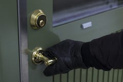 Закройте вверх черных перчаток на ручке двери безопасности Пролом-в - взломщик - изображении концепции стоковые фотографии rf Закройте вверх черных перчаток на ручке двери безопасности Пролом-в - взломщик - изображении концепции стоковые фотографии rf