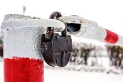 Закрытая отстробированная автостоянка символа стопа крупного плана барьера дорожного движения Стоковое Изображение RF Закрытая отстробированная автостоянка символа стопа крупного плана барьера дорожного движения Стоковое Изображение RF