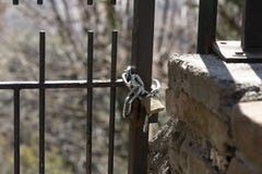 Закрытый padlock с цепью стоковое фото rf Закрытый padlock с цепью стоковое фото rf