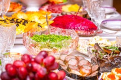 Закуски, плоды, сэндвичи, салаты, икра и отрезать на таблице праздника стоковые фотографии rf Закуски, плоды, сэндвичи, салаты, икра и отрезать на таблице праздника стоковые фотографии rf