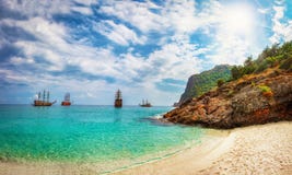 Залив моря рая тропический с кораблями Ландшафт моря, утесов на пляже с белым песком Лагуна в дне лета солнечном индюк Стоковая Фотография RF Залив моря рая тропический с кораблями Ландшафт моря, утесов на пляже с белым песком Лагуна в дне лета солнечном индюк Стоковая Фотография RF