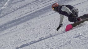 Замедленное движение сняло профессионального мужского сноуборда катания snowboarder выполняя весьма эффектные выступления на снеж сток-видео Замедленное движение сняло профессионального мужского сноуборда катания snowboarder выполняя весьма эффектные выступления на снеж сток-видео