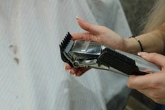 Замена сопла электрического клипера волос Руки изменяют клиперы волос сопл электрические стоковая фотография Замена сопла электрического клипера волос Руки изменяют клиперы волос сопл электрические стоковая фотография