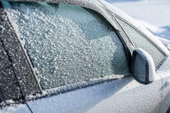 Замерли автомобильное стекло покрытое с льдом стоковое изображение Замерли автомобильное стекло покрытое с льдом стоковое изображение
