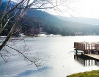 замерли озеро, лес, горы и пристань, bolu стоковые изображения rf замерли озеро, лес, горы и пристань, bolu стоковые изображения rf