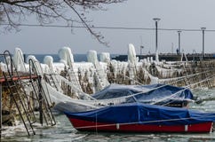 Замерли шлюпки покрыли с льдом на озере Констанция, Romanshorn, Швейцарии стоковое фото rf Замерли шлюпки покрыли с льдом на озере Констанция, Romanshorn, Швейцарии стоковое фото rf