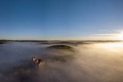 Замок Beynac в тумане в раннем утре Perigord Noir Дордоне Франции стоковое изображение rf Замок Beynac в тумане в раннем утре Perigord Noir Дордоне Франции стоковое изображение rf