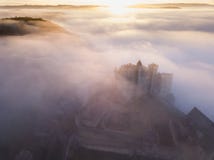Замок Beynac в тумане в раннем утре Perigord Noir Дордоне Франции стоковая фотография rf Замок Beynac в тумане в раннем утре Perigord Noir Дордоне Франции стоковая фотография rf