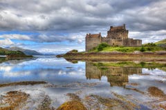 Замок Eilean Donan, гористые местности, Шотландия, Великобритания стоковое изображение Замок Eilean Donan, гористые местности, Шотландия, Великобритания стоковое изображение