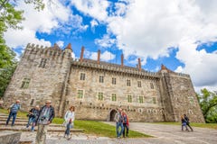 Замок Guimaraes в район Guimaraes, Браге, Португалия Оно один из самых старых португальских замков Альфонс i Henriques, ели стоковое изображение rf Замок Guimaraes в район Guimaraes, Браге, Португалия Оно один из самых старых португальских замков Альфонс i Henriques, ели стоковое изображение rf
