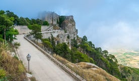 Замок в тумане, провинция Erice Трапани, Сицилии, Италии стоковая фотография Замок в тумане, провинция Erice Трапани, Сицилии, Италии стоковая фотография