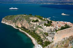 Замок в центре Nafplion, греческий городок Palamidi на полуострове Пелопоннеса стоковые изображения rf Замок в центре Nafplion, греческий городок Palamidi на полуострове Пелопоннеса стоковые изображения rf