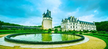 Замок и бассейн Замка de Chenonceau ЮНЕСКО средневековые французские gar стоковое изображение rf Замок и бассейн Замка de Chenonceau ЮНЕСКО средневековые французские gar стоковое изображение rf